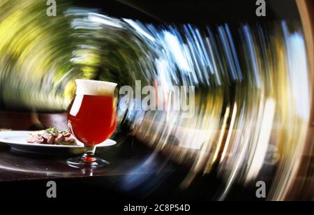 Bier und Essen im Restaurant De klomp, das von einer holländischen "bruin Bar" mit Speisen aus der Gegend und Bier aus der ganzen Welt inspiriert ist. Foto Jeppe Gustafsson Stockfoto