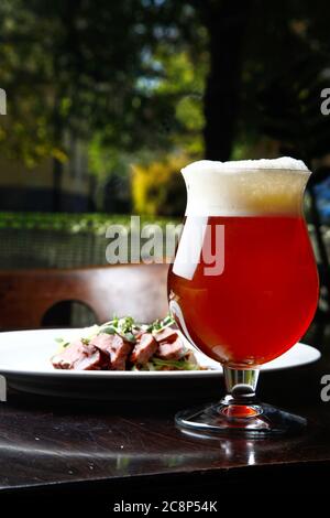 Bier und Essen im Restaurant De klomp, das von einer holländischen "bruin Bar" mit Speisen aus der Gegend und Bier aus der ganzen Welt inspiriert ist. Foto Jeppe Gustafsson Stockfoto