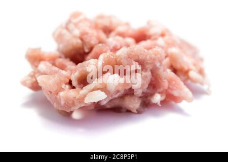 Rohes Hackfleisch isoliert auf weißem Hintergrund Stockfoto
