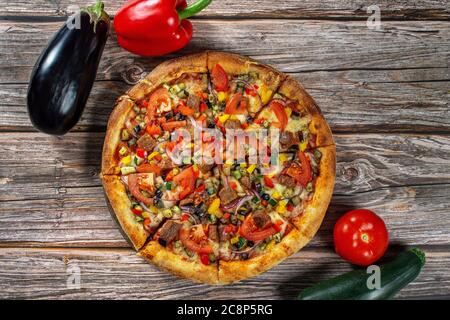 Hausgemachte vegetarische Pizza mit Tomaten, Zucchini, Paprika und Auberginen Stockfoto