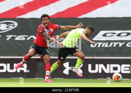 SOUTHAMPTON, GROSSBRITANNIEN. 26. JULI 2020 Ryan Bertrand von Southampton kämpft mit George Baldock von Sheffield United während des Premier League-Spiels zwischen Southampton und Sheffield United im St Mary's Stadium in Southampton. (Kredit: Jon Bromley, Mi News) Kredit: MI Nachrichten & Sport /Alamy Live Nachrichten Stockfoto