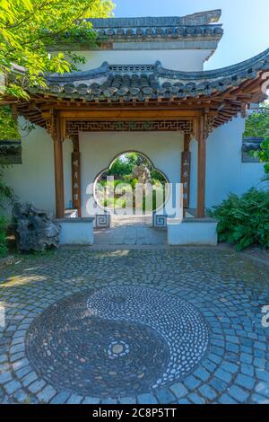 Eintritt in den kleinen, aber schönen Chinagarten oder Chinesischen Garten, Stuttgart Innenstadt, Bundesland Baden-Würtemberg, Süddeutschland, Europa Stockfoto