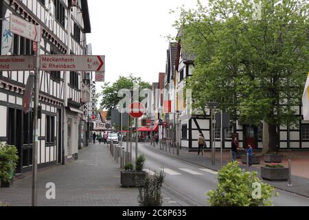 Rheinbach, Nordrhein-Westfalen - Juni 14 2020: In der Hauptstraße von Rheinbach, deutsche Stadt 20km neben Bonn Stockfoto