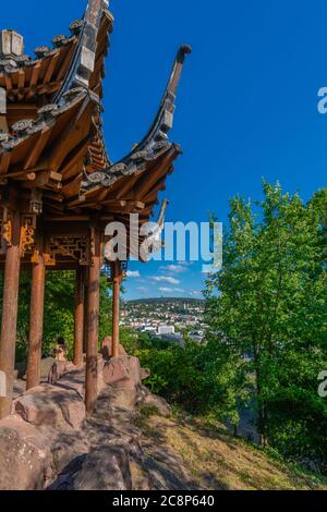 Blick vom Chinagarten oder Chinesischen Garten auf die Stuttgarter Innenstadt, das Bundesland Baden-Würtemberg, Süddeutschland, Mitteleuropa Stockfoto