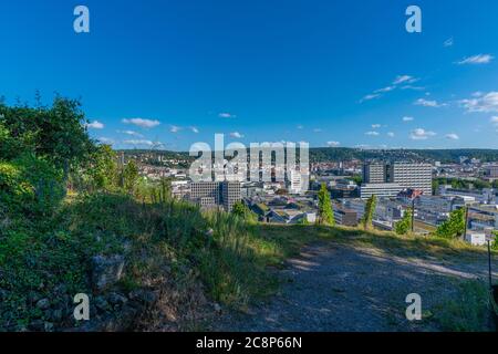 Blick vom Chinagarten oder Chinesischen Garten auf die Stuttgarter Innenstadt, das Bundesland Baden-Würtemberg, Süddeutschland, Mitteleuropa Stockfoto