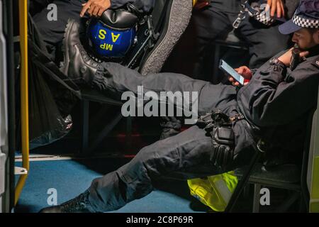 Polizisten warten während der Absperrung im Juli 2020 auf Handlungsanweisungen in einem Polizeiwagen Stockfoto