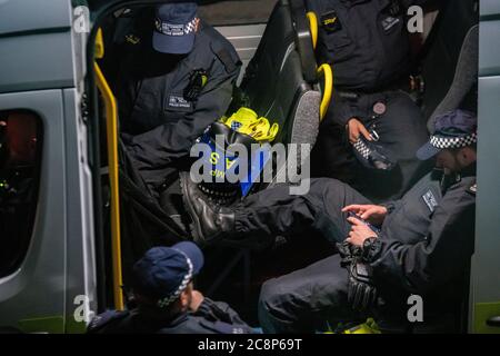 Polizisten warten während der Absperrung im Juli 2020 auf Handlungsanweisungen in einem Polizeiwagen Stockfoto