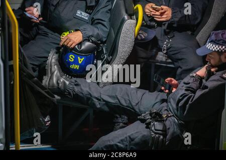 Polizisten warten während der Absperrung im Juli 2020 auf Handlungsanweisungen in einem Polizeiwagen Stockfoto