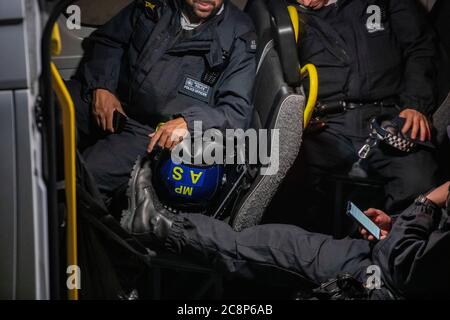 Polizisten warten während der Absperrung im Juli 2020 auf Handlungsanweisungen in einem Polizeiwagen Stockfoto