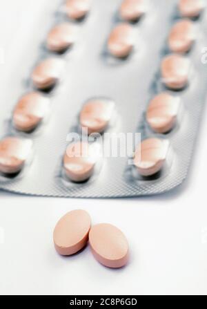 20 mg Tabletten von Simvastatin, zur Senkung des Cholesterinspiegels verwendet Stockfoto