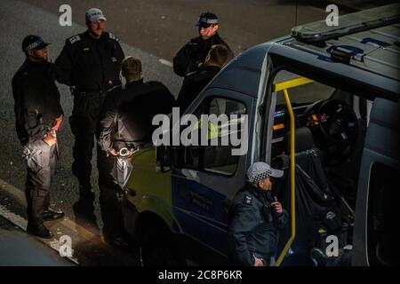 Polizisten warten während der Absperrung im Juli 2020 auf Handlungsanweisungen in einem Polizeiwagen Stockfoto