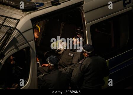 Polizisten warten während der Absperrung im Juli 2020 auf Handlungsanweisungen in einem Polizeiwagen Stockfoto