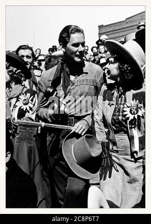 ***DATEI FOTO*** Schauspielerin Olivia de Havilland ist am 104. Gestorben. 1939 amerikanischer Western-Film unter der Regie von Michael Curtiz mit Errol Flynn, Olivia de Havilland und Ann Sheridan. Der Film basiert auf einer Geschichte von Robert Buckner und handelt von einem texanischen Viehmakler, der die brutale Gesetzlosigkeit von Dodge City, Kansas, erlebt und den Sheriff zum Säubern der Stadt nimmt. Der Film Dodge City wurde im frühen Technicolor gedreht und war einer der erfolgreichsten Filme des Jahres. Dies war der 7. Von 11 Filmen, in denen de Havilland und Flynn zusammen auftraten. Kredit: Hollywood Fotoarchiv/MediaPunch Stockfoto