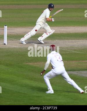 Englands Joe Root Fledermäuse am dritten Tag des dritten Tests in Emirates Old Trafford, Manchester. Stockfoto