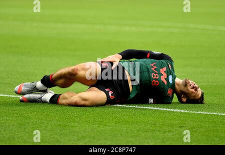 Jack Grealish von Aston Villa liegt auf dem Boden, nachdem er während des Premier League-Spiels im London Stadium verletzt wurde. Stockfoto