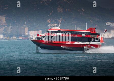 Der Turbojet Boeing Jetfoil TERCEIRA verlässt Victoria Harbour, Hongkong, auf dem Weg nach Macau. Stockfoto