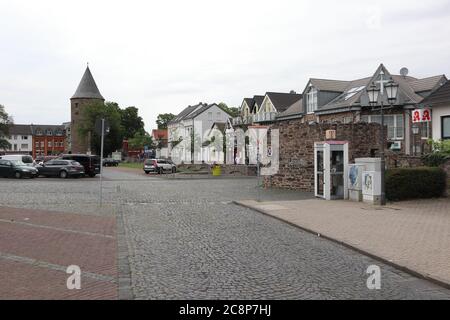 Rheinbach, Nordrhein-Westfalen - Juni 14 2020: Zentraler Parkplatz 'Waelle' mit mittelalterlichem Turm, genannt 'Wasemer Turm' Stockfoto