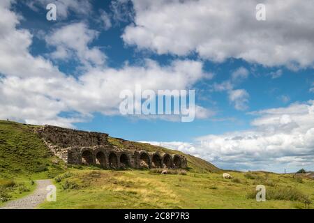 Ein Sommer, 3-Schuss HDR Bild von Bank Top Kalzinieröfen aus der viktorianischen Eisensteinindustrie. North York Moors National Park, England. 21. Juli 2020 Stockfoto