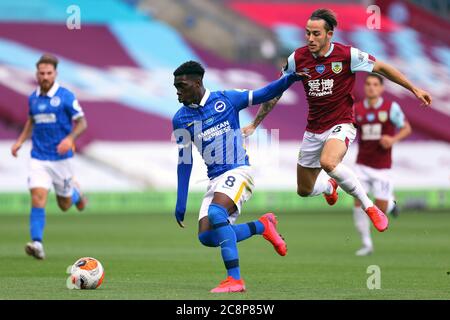 Yves Bissouma von Brighton und Hove Albion (links) und Josh Brownhill von Burnley kämpfen während des Premier League-Spiels in Turf Moor, Burnley, um den Ball. Stockfoto