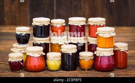 Verschiedene hausgemachte Fruchtkonfitüre in den Gläsern Stockfoto