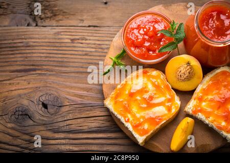 Pfirsichmarmelade auf dem Brot Stockfoto