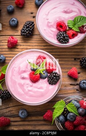 Frischer Beerenobst Joghurt mit Waldfrüchten und Minze Stockfoto