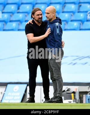 Manchester City Manager Pep Guardiola mit Norwich City Manager Daniel Farke (links) während des Premier League Spiels im Etihad Stadium, Manchester. Stockfoto