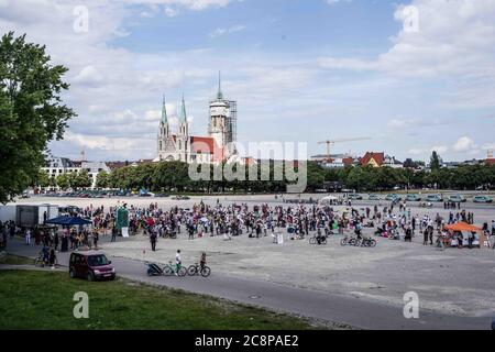 München, Bayern, Deutschland. Juli 2020. Unter einer ähnlichen Organisation wie den sogenannten "Hygienedemos" veranstaltete eine Mischung aus über 300 knapp bemessene rechtsextreme, rechtspopulistische und Querfront-Figuren ein "To Freedom"-Konzert auf der Münchner Theresienwiese. Eine Gruppe demonstrierte gegen die Corona-Rebellen, Verschwörungstheorien und Antisemitismus. Kritiker behaupten, dass die Gruppen ein Musikfestival und ein Abendtanz-Festival präsentierten, um ein anderes Hygienedemo zu tarnen, wobei die Gruppe manchmal die Pressefreiheit gewaltsam einschränkte, um die Dokumentation zu verhindern und die Regeln zu überwachen Stockfoto