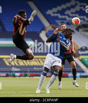 Liverpool, Großbritannien. Juli 2020. Jefferson Lerma aus Bournemouth und Moise Kean aus Everton während des Premier League-Spiels zwischen Everton und Bournemouth im Goodison Park am 26. Juli 2020 in Liverpool, England. (Foto von Daniel Chesterton/phcimages.com) Quelle: PHC Images/Alamy Live News Stockfoto