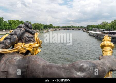 Blick von der Brücke Pont Alexandre. Die Brücke ist eine neobarocke Bogenbrücke über die seine in Paris. Stockfoto