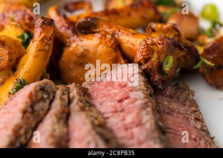 Steak Slices mit Pfifferlingen Stockfoto