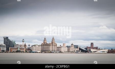 Langzeitbelichtung der berühmten Hafenpromenade von Liverpool, aufgenommen im Juli 2020 von Seacombe auf dem Wirral. Stockfoto