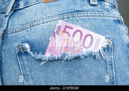 Geld in der Jeanstasche. Fünfhundert Euro in der Tasche Stockfoto