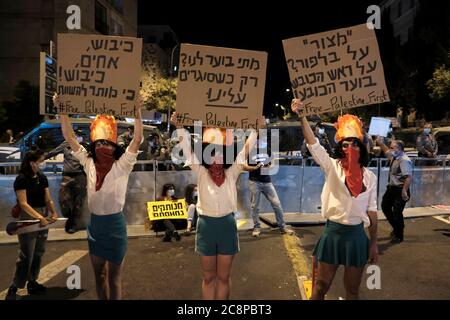 Demonstranten halten Zeichen gegen die israelische Besatzung im Westjordanland, als mindestens 6,000 Demonstranten vor dem offiziellen Wohnsitz von Ministerpräsident Benjamin Netanjahu in Jerusalem, wo es in den letzten Wochen zu wachsenden Protesten kam, massierten. Die Demonstranten fordern seinen Rücktritt wegen seiner Korruptionsvorwürfe und wegen der Misswirtschaft der Coronavirus-Krise und der Verletzung der Demokratie in Israel. Stockfoto