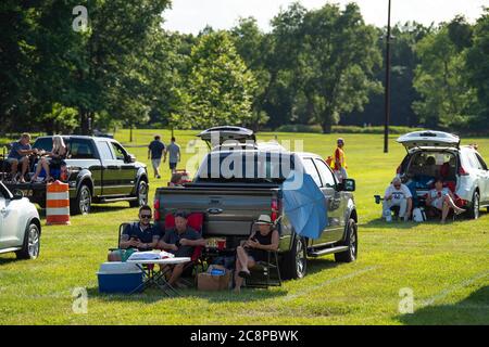 Oakhurst, New Jersey, USA. Juli 2020. Fans beobachten in sozial distanzierten Räumen, wie die marokkanischen Hüpfhirten ein Drive-in-Konzert spielen, um die lokale Musikszene zu stärken, da die Beschränkungen für Indoor-Aktivitäten aufgrund des Romans Covid-19 Pandemie im Joe Palaia Park in Oakhurst, New Jersey, weiter bestehen. Obligatorische Gutschrift: Kostas Lymperopoulos/CSM/Alamy Live News Stockfoto