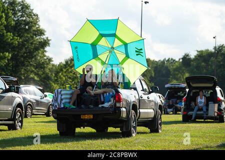 Oakhurst, New Jersey, USA. Juli 2020. Fans beobachten in sozial distanzierten Räumen, wie die marokkanischen Hüpfhirten ein Drive-in-Konzert spielen, um die lokale Musikszene zu stärken, da die Beschränkungen für Indoor-Aktivitäten aufgrund des Romans Covid-19 Pandemie im Joe Palaia Park in Oakhurst, New Jersey, weiter bestehen. Obligatorische Gutschrift: Kostas Lymperopoulos/CSM/Alamy Live News Stockfoto