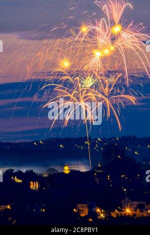 Feuerwerk über Chisinau. Moldawien. Kisinev. Ein fabelhafter Nachthimmel. Stockfoto