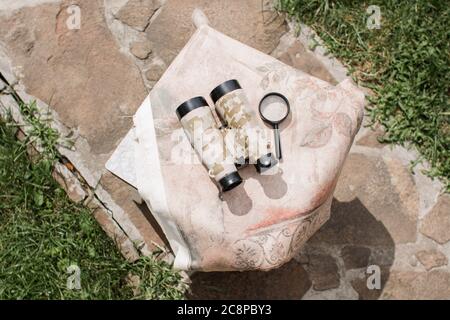 Ein Fernglas liegt auf dem Gras Stockfoto