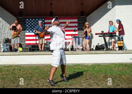 Oakhurst, New Jersey, USA. Juli 2020. Die marokkanischen Hüpfhürfer spielen ein Drive-in-Konzert, um die lokale Musikszene zu stärken, da die Beschränkungen für Indoor-Aktivitäten aufgrund der Novelle Covid-19 Pandemie im Joe Palaia Park in Oakhurst, New Jersey, weiter bestehen. Obligatorische Gutschrift: Kostas Lymperopoulos/CSM/Alamy Live News Stockfoto