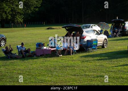 Oakhurst, New Jersey, USA. Juli 2020. Fans beobachten in sozial distanzierten Räumen, wie die marokkanischen Hüpfhirten ein Drive-in-Konzert spielen, um die lokale Musikszene zu stärken, da die Beschränkungen für Indoor-Aktivitäten aufgrund des Romans Covid-19 Pandemie im Joe Palaia Park in Oakhurst, New Jersey, weiter bestehen. Obligatorische Gutschrift: Kostas Lymperopoulos/CSM/Alamy Live News Stockfoto