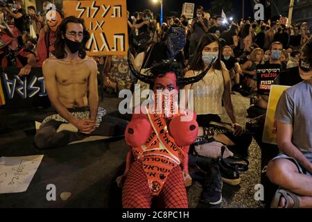 Protestler in bizarren Kostümen, die an einer Demonstration vor dem offiziellen Wohnsitz von Premierminister Benjamin Netanjahu in Jerusalem teilgenommen haben, wo es in den letzten Wochen zu wachsenden Protesten kam. Die Demonstranten fordern seinen Rücktritt wegen seiner Korruptionsvorwürfe und wegen der Misswirtschaft der Coronavirus-Krise und der Verletzung der Demokratie in Israel. Stockfoto