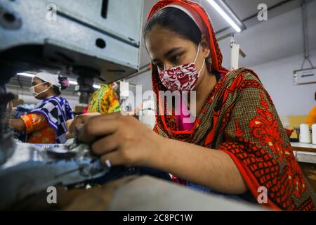 Dhaka, Bangladesch. Juli 2020. Arbeiter in der Bekleidungsfabrik in Dhaka, Bangladesch, arbeiten am 25. Juli 2020. (Foto: Salahuddin Ahmed/Sipa USA) Quelle: SIPA USA/Alamy Live News Stockfoto