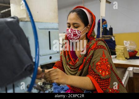 Dhaka, Bangladesch. Juli 2020. Arbeiter in der Bekleidungsfabrik in Dhaka, Bangladesch, arbeiten am 25. Juli 2020. (Foto: Salahuddin Ahmed/Sipa USA) Quelle: SIPA USA/Alamy Live News Stockfoto