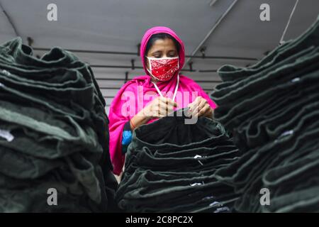 Dhaka, Bangladesch. Juli 2020. Arbeiter für Fertigbekleidung arbeitet am 25. Juli 2020 in einer Bekleidungsfabrik in Dhaka, Bangladesch. (Foto: Salahuddin Ahmed/Sipa USA) Quelle: SIPA USA/Alamy Live News Stockfoto