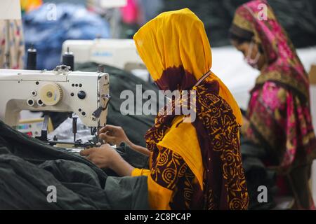 Dhaka, Bangladesch. Juli 2020. Arbeiter in der Bekleidungsfabrik in Dhaka, Bangladesch, arbeiten am 25. Juli 2020. (Foto: Salahuddin Ahmed/Sipa USA) Quelle: SIPA USA/Alamy Live News Stockfoto