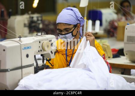 Dhaka, Bangladesch. Juli 2020. Arbeiter für Fertigbekleidung arbeitet am 25. Juli 2020 in einer Bekleidungsfabrik in Dhaka, Bangladesch. (Foto: Salahuddin Ahmed/Sipa USA) Quelle: SIPA USA/Alamy Live News Stockfoto