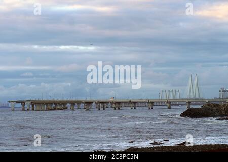 Sonnenuntergang bei Bandra Worli Sea Link auch bekannt als Rajiv Gandhi Sea Link, Mumbai, Indien 2020 Stockfoto