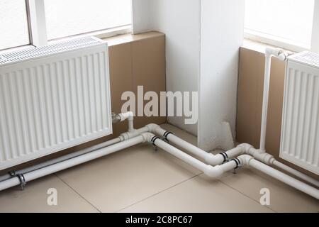 Rohre und Kühler am Fenster schließen sich Stockfoto