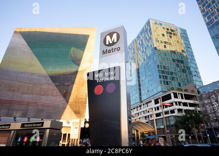 Metro-Station Schild in Koreatown Los Angeles CA an der Ecke Wilshire Boulevard und Vermont Avenue Stockfoto