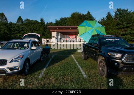 Oakhurst, New Jersey, USA. Juli 2020. Fans beobachten in sozial distanzierten Räumen, wie die marokkanischen Hüpfhirten ein Drive-in-Konzert spielen, um die lokale Musikszene zu stärken, da die Beschränkungen für Indoor-Aktivitäten aufgrund des Romans Covid-19 Pandemie im Joe Palaia Park in Oakhurst, New Jersey, weiter bestehen. Obligatorische Gutschrift: Kostas Lymperopoulos/CSM/Alamy Live News Stockfoto